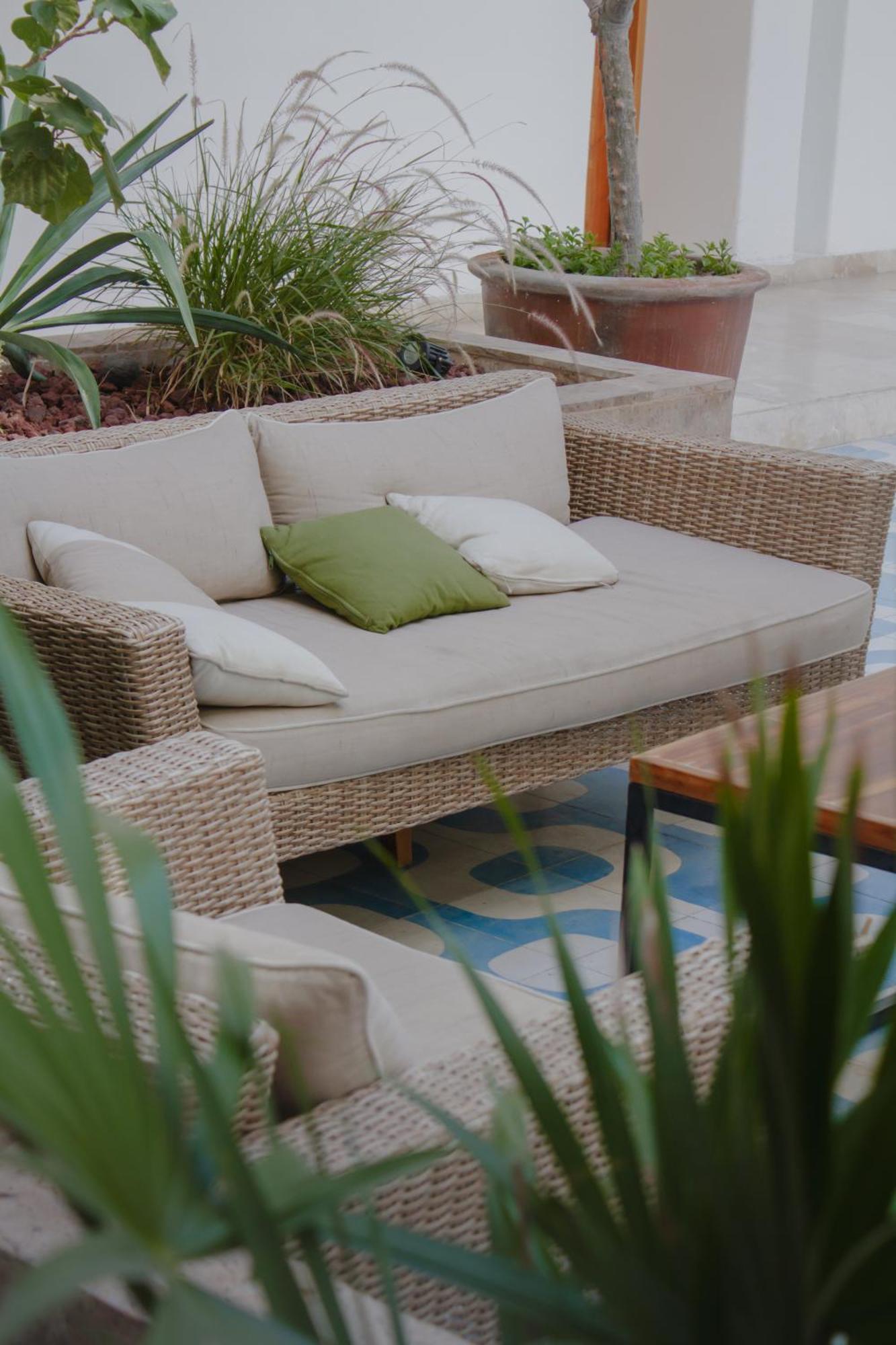 Hotel Catedral La Paz Eksteriør bilde A rattan sofa