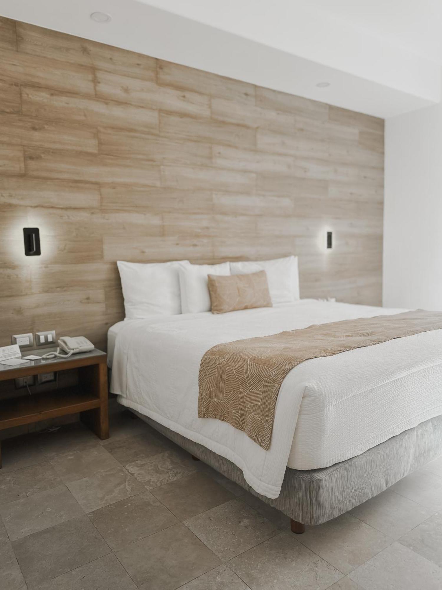 Hotel Catedral La Paz Eksteriør bilde A bed with a bed runner