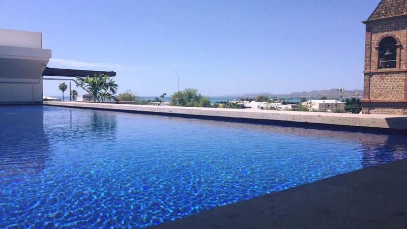 Hotel Catedral La Paz Eksteriør bilde Infinity pool at the hotel